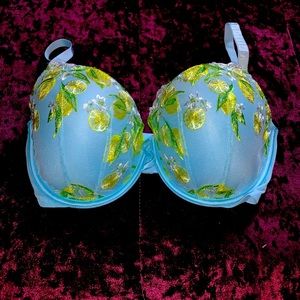 Beautiful Victoria’s Secret Demi Bra